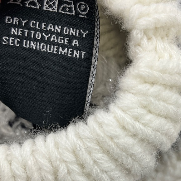 CHANEL GREY / NAVY / SILVER METALLIC CC LOGO CASHMERE KNIT BEANIE AND ARM WARMER - Picture 10 of 14